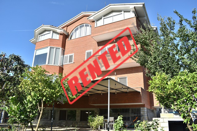 Vile 4 kateshe me pishine per qira ne rrugen Memo Bejko, ne zonen e Liqenit Artificial dhe Parkut te